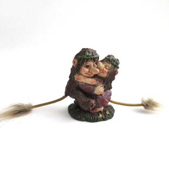 Resin Troll Couple Hugging Figurine Souvenir - Picture 1 of 9